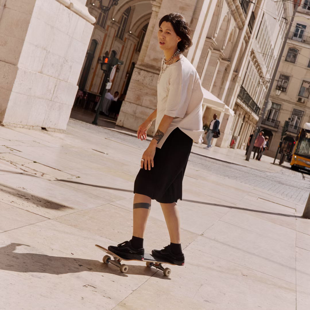 Jeune homme en train de faire du skateboard, la KEORA Ring au doigt