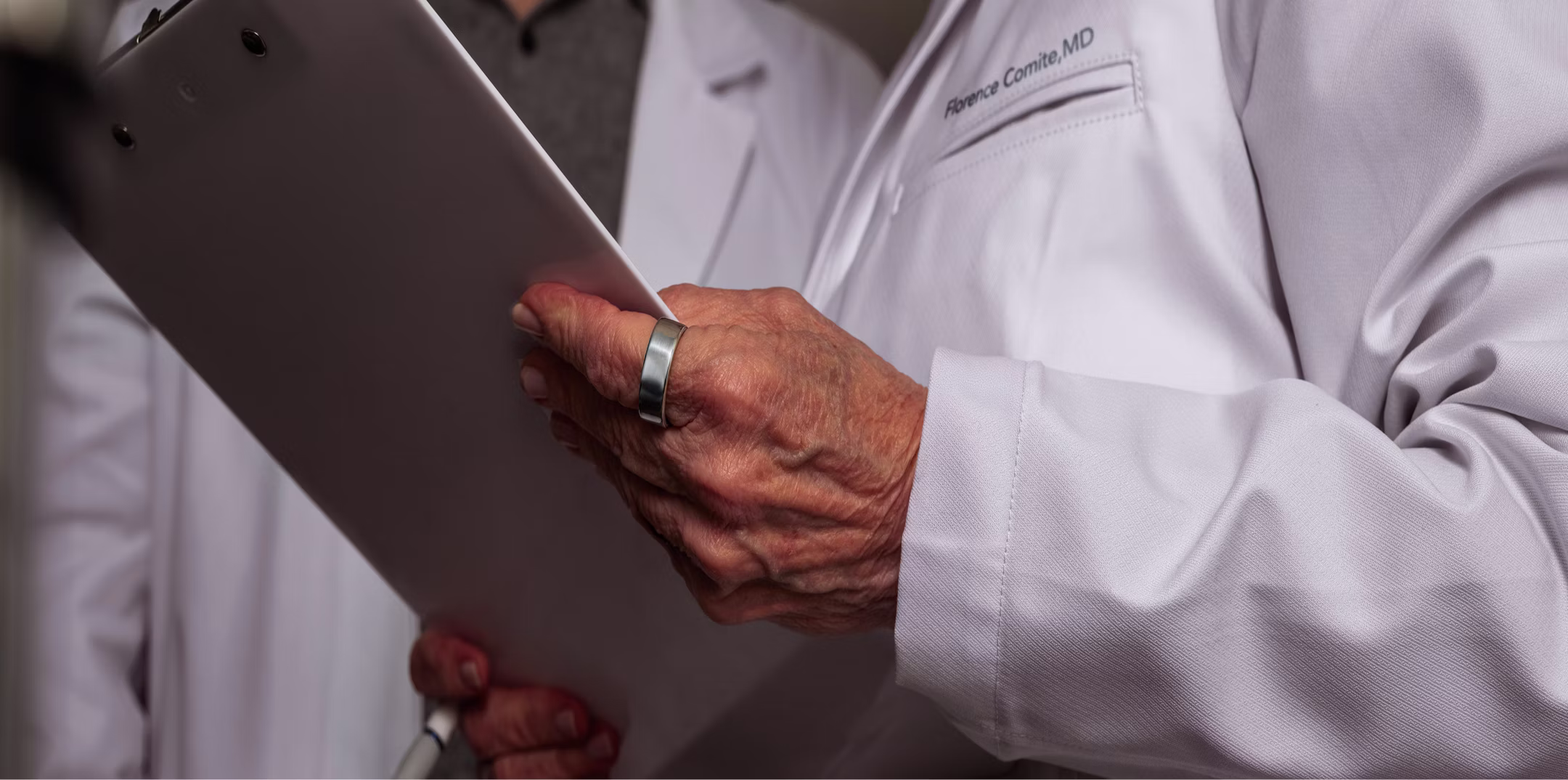 Médecin en blouse de laboratoire examinant des données