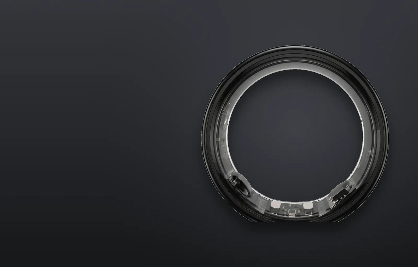 Une main portant la KEORA Ring, l'index pointé vers une feuille de papier.