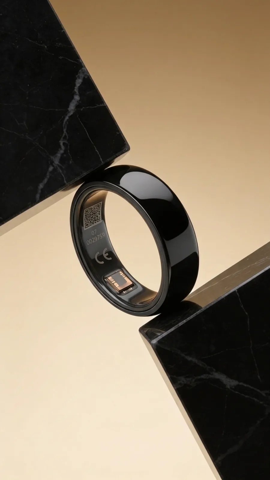 KEORA Ring Horizon noir mat présenté sur une base en carbone