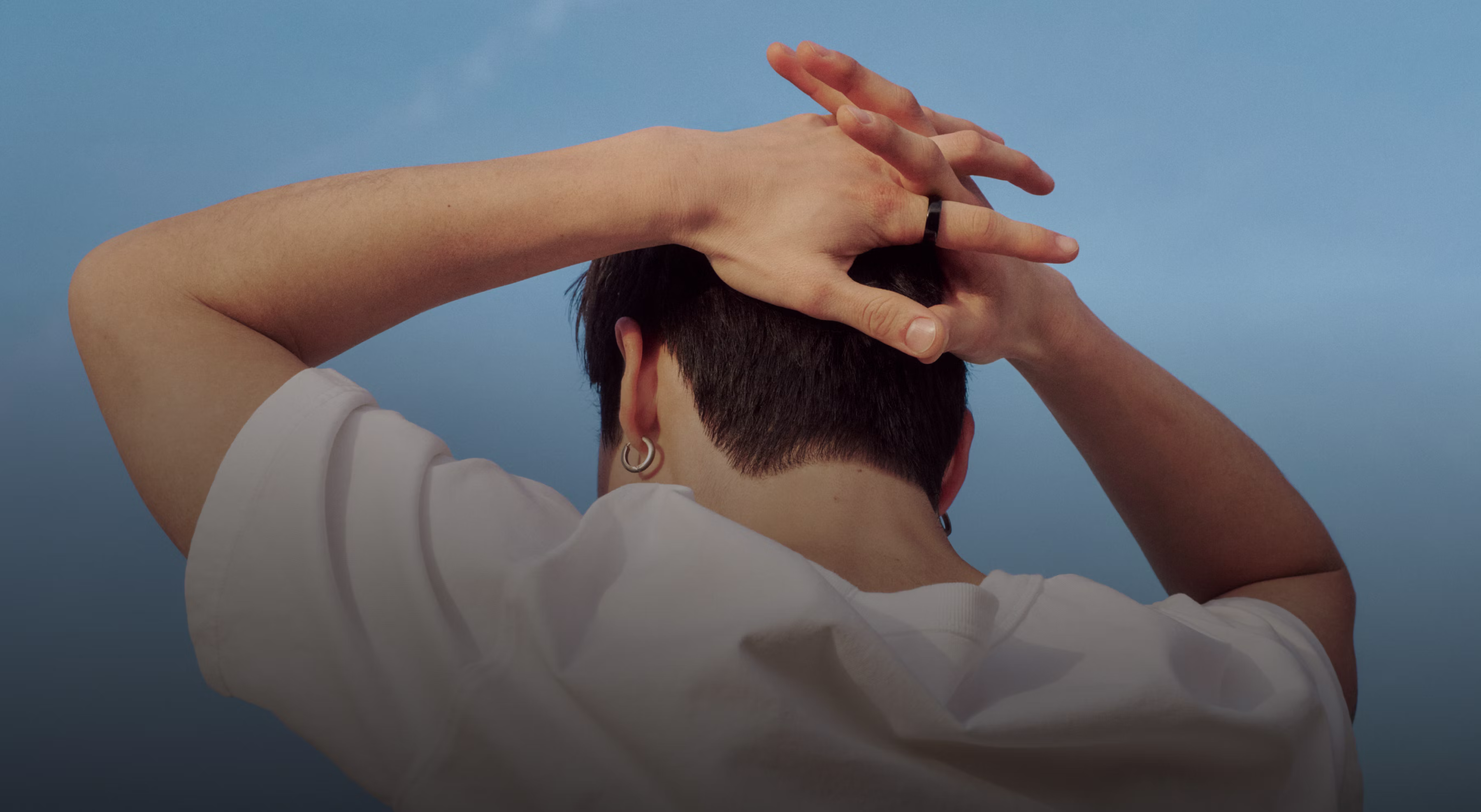 Une personne a les mains jointes derrière la tête, la KEORA Ring 5 au doigt