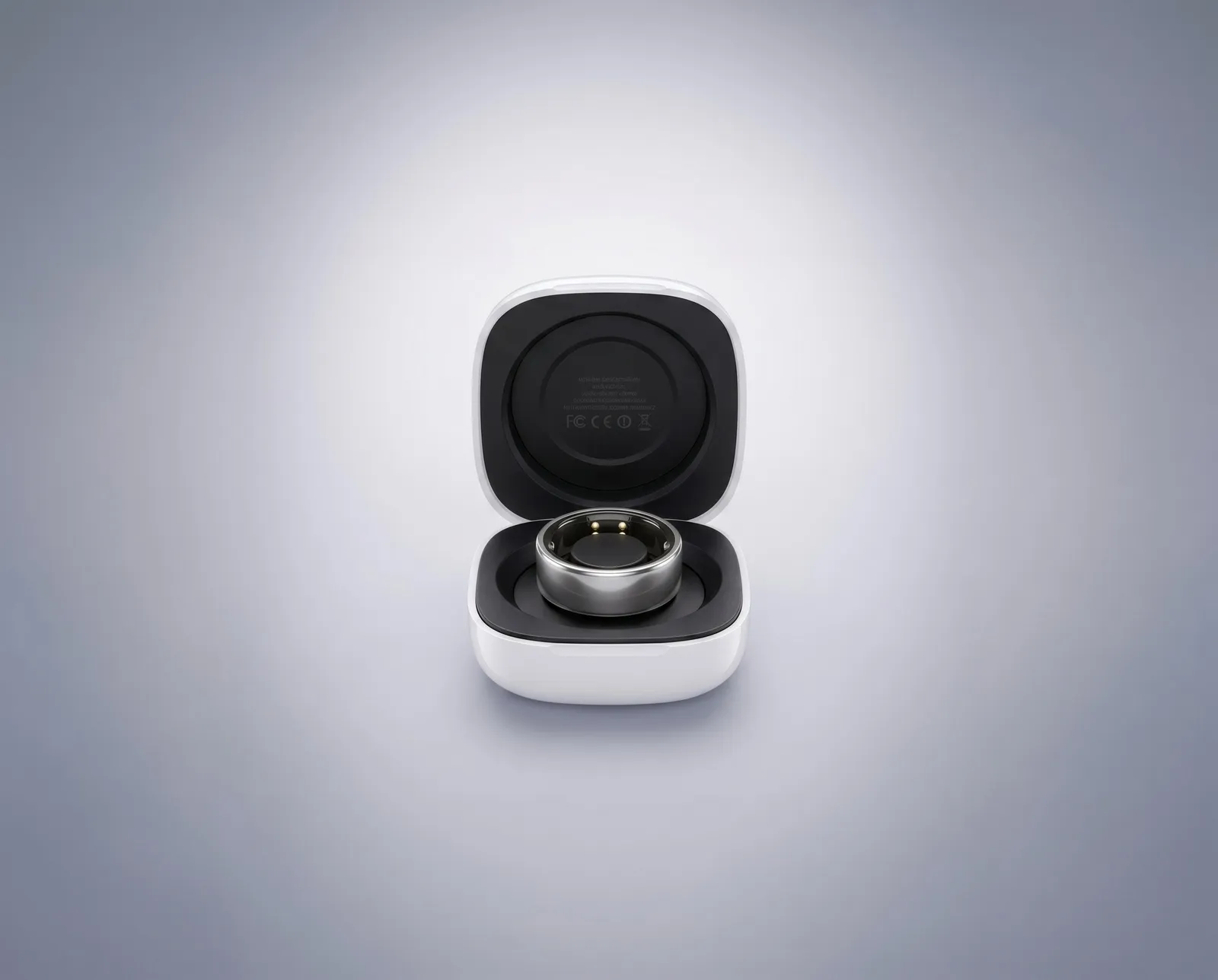 Gros plan de la KEORA Ring 4 Charging Case dans une main.