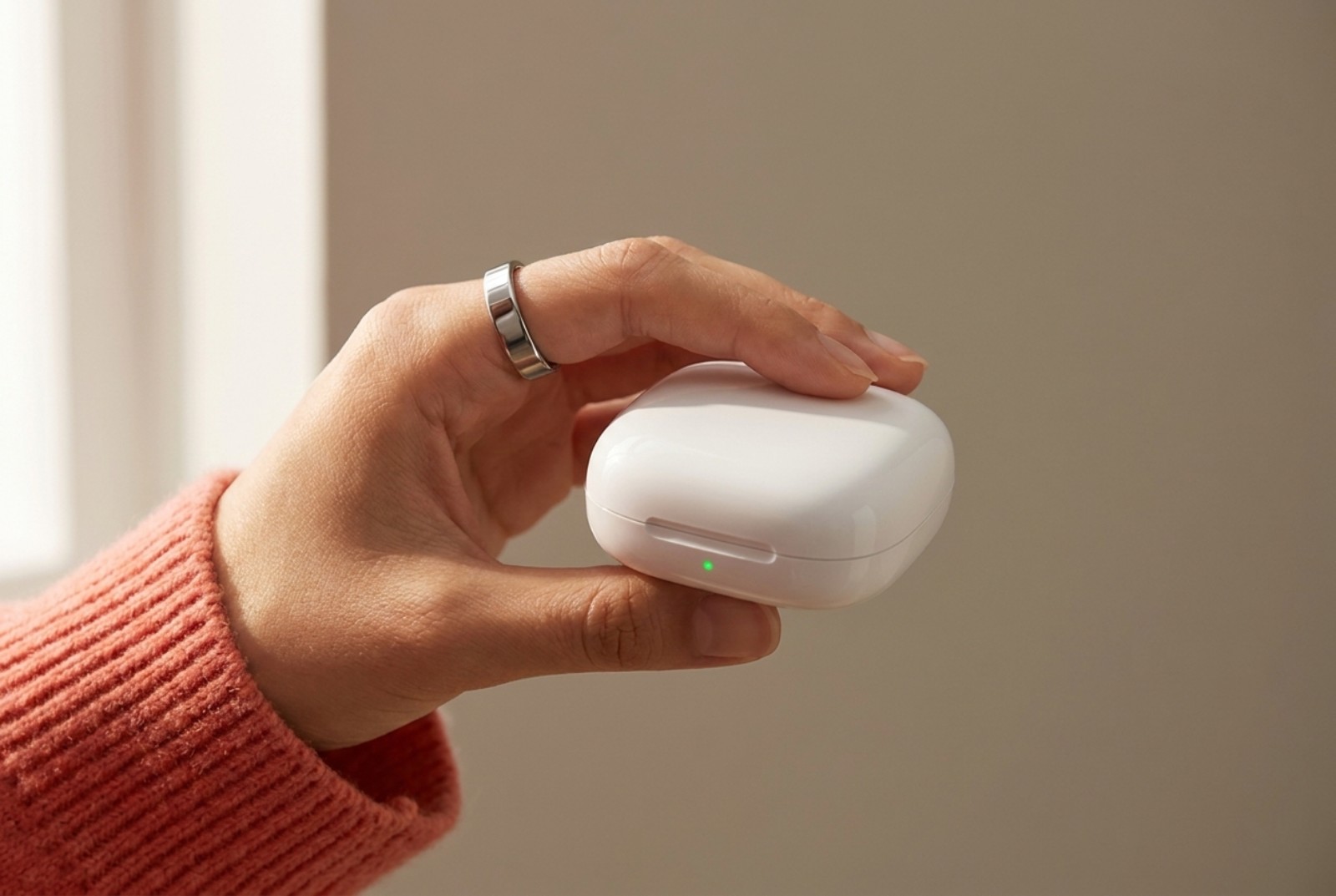 Gros plan d’un KEORA Ring 6 Charging Case fermé, placé dans une main