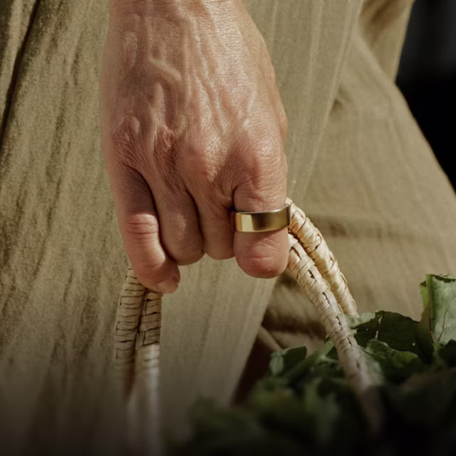Gros plan sur la main d’une personne portant un KEORA Ring&nbsp;4 Gold au doigt