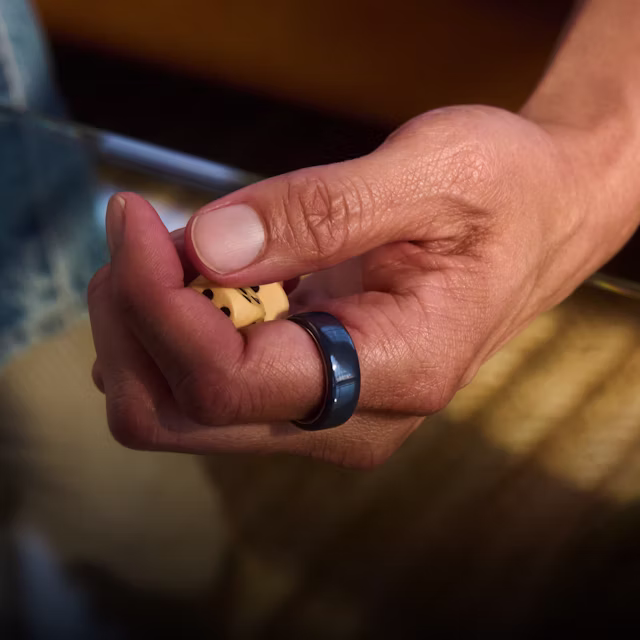 Gros plan de la main d'une personne, un KEORA Ring&nbsp;4 Ceramic Midnight au doigt