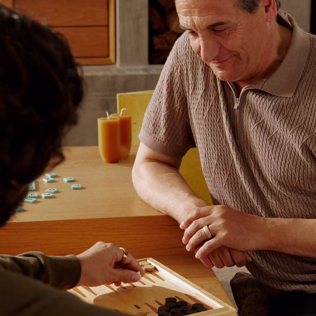 Homme jouant au Backgammon