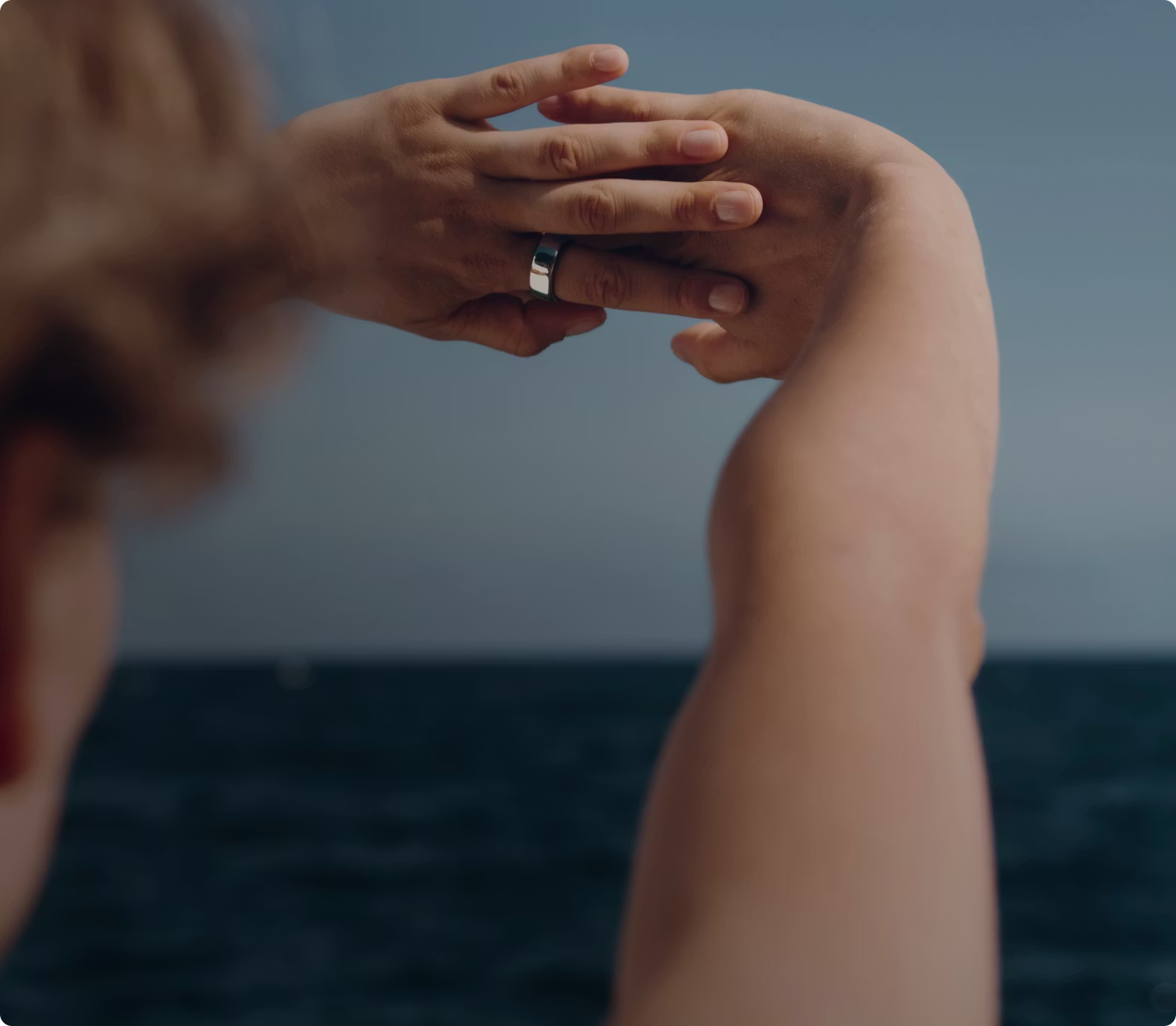 Femme portant un KEORA Ring, les mains tendues vers le haut