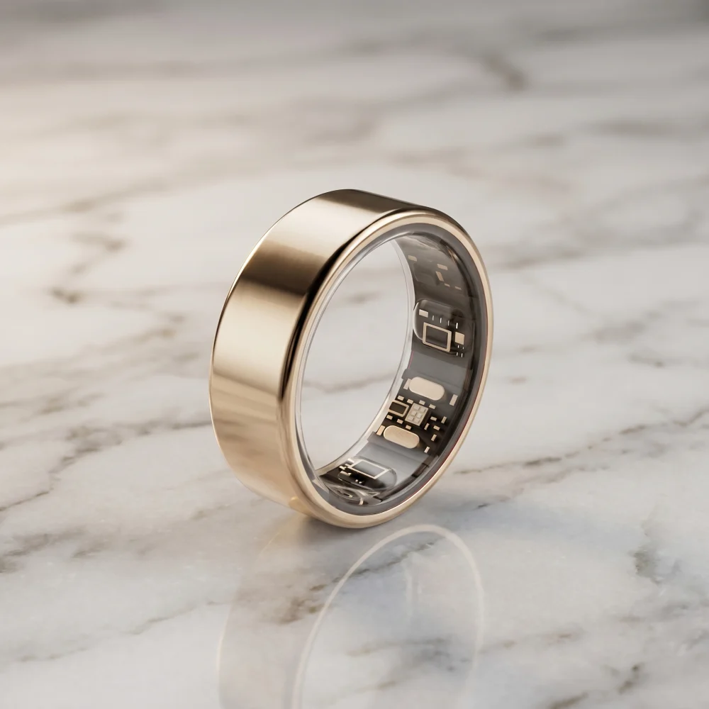 Bague KEORA finition or champagne sur marbre